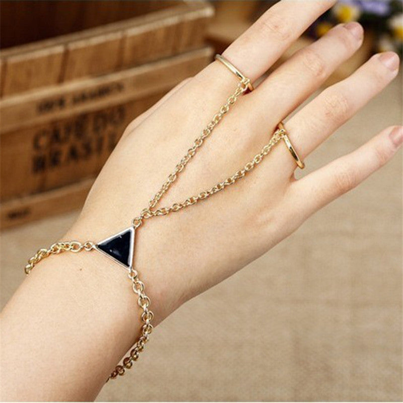 New 2022 Arrival Triangular Decoration New Fashion Bracelets Fashion Unique Alloy Finger Bracelet Pulseras